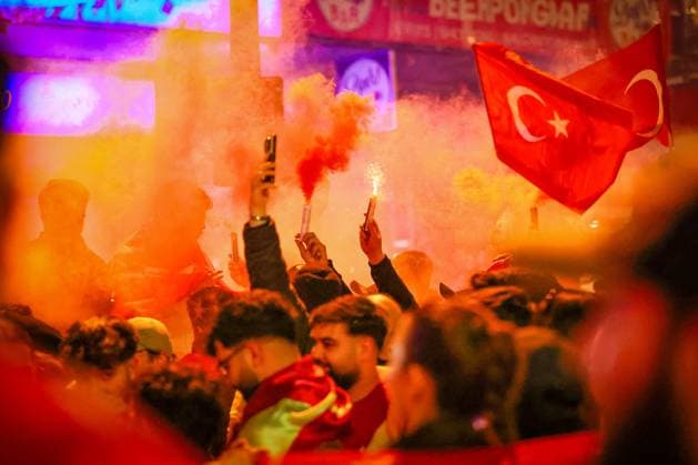 02.07.2024, Hamburg, Tausende türkische Fans feiern nach dem Sieg der Türkei auf der hamburger Reeperbahn den Einzug ins Viertelfinale. Es werden jubelnd Rauchtöpfe, bengalos, Blinker, bengalisches Feuer und Feuerwerk gezündet. Hamburg Deutschland