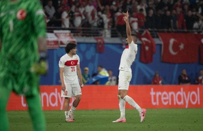 Fussball, Herren, Saison 2023 24, UEFA EURO, EM, Europameisterschaft,Fussball EM 2024, Achtelfinale in Leipzig, Österreich - Türkei (1:2), v. l. Ferdi Kadioggu (Türkei), Merih Demiral (Türkei) mir Wolfsgruß, Jubel nach Tor zum 0:2, 02.07. 2024, Copyright: xMatthiasxKochx
