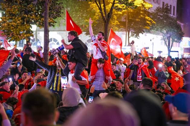 02.07.2024, Hamburg, Tausende türkische Fans feiern nach dem Sieg der Türkei auf der hamburger Reeperbahn den Einzug ins Viertelfinale. Es werden jubelnd Rauchtöpfe, bengalos, Blinker, bengalisches Feuer und Feuerwerk gezündet. Hamburg Deutschland