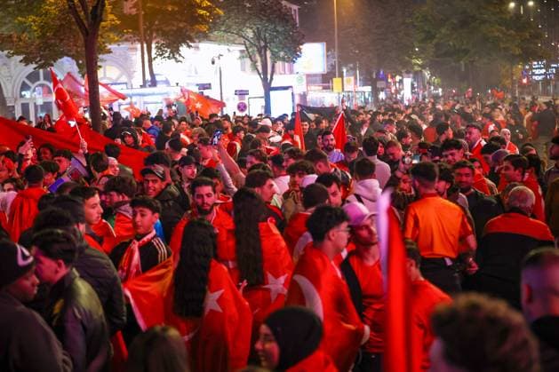02.07.2024, Hamburg, Tausende türkische Fans feiern nach dem Sieg der Türkei auf der hamburger Reeperbahn den Einzug ins Viertelfinale. Es werden jubelnd Rauchtöpfe, bengalos, Blinker, bengalisches Feuer und Feuerwerk gezündet. Hamburg Deutschland