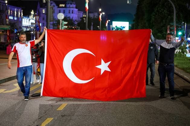 02.07.2024, Hamburg, Tausende türkische Fans feiern nach dem Sieg der Türkei auf der hamburger Reeperbahn den Einzug ins Viertelfinale. Es werden jubelnd Rauchtöpfe, bengalos, Blinker, bengalisches Feuer und Feuerwerk gezündet. Hamburg Deutschland