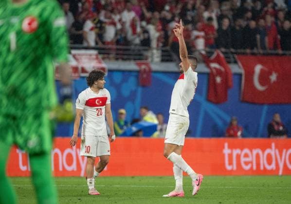 Fussball, Herren, Saison 2023 24, UEFA EURO, EM, Europameisterschaft,Fussball EM 2024, Achtelfinale in Leipzig, Österreich - Türkei (1:2), v. l. Ferdi Kadioggu (Türkei), Merih Demiral (Türkei) mir Wolfsgruß, Jubel nach Tor zum 0:2, 02.07. 2024, Copyright: xMatthiasxKochx