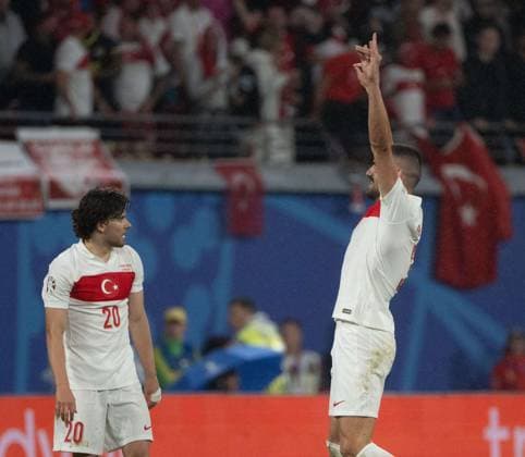 Fussball, Herren, Saison 2023 24, UEFA EURO, EM, Europameisterschaft,Fussball EM 2024, Achtelfinale in Leipzig, Österreich - Türkei (1:2), v. l. Ferdi Kadioggu (Türkei), Merih Demiral (Türkei) mir Wolfsgruß, Jubel nach Tor zum 0:2, 02.07. 2024, Copyright: xMatthiasxKochx