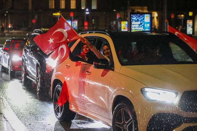 Leipzig - Nach Türkei-Sieg: Jubel und hupende Autos in der Innenstadt 03.07.2024 gegen 1 Uhr Leipzig, Innenstadt Nach dem Sieg der türkischen Mannschaft im EM-Achtelfinale in Leipzig haben sehr vereinzelte Anhänger der Siegermannschaft ihre Freude jubelnd und mit lauten Autohupen zum Ausdruck gebracht. Die Polizei begleitete die Fahrzeuge auf dem Innenstadtring, griff jedoch nicht ein. Nach derzeitigem Stand gab es keine Zwischenfälle. Die Lage nach dem Spielende in der Innenstadt, am Stadion sowie auch in der Eisenbahnstraße und östlichen Stadtteilen blieb ruhig. Leipzig Sachsen Deutschland Copyright: xEHLxMediax 240703_em-leipzig-tuerkei_2