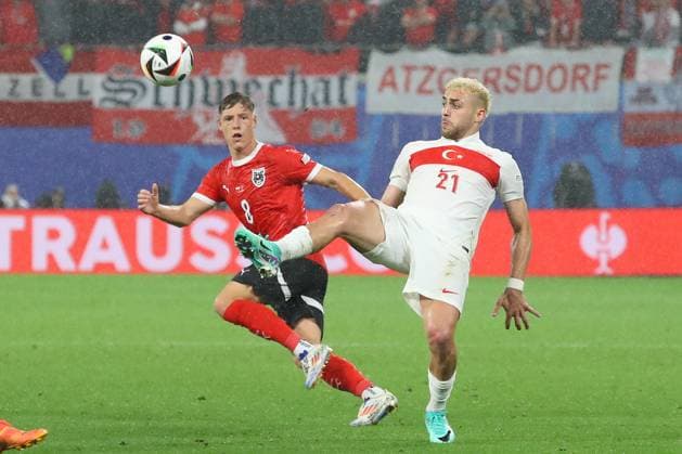 Oesterreich - Tuerkei UEFA EURO, EM, Europameisterschaft,Fussball 2024 Leipzig, 02.07.2024, Leipzig Stadium, UEFA EURO 2024 Germany , Achtelfinale, Österreich - Türkei , Im Bild v.l.: Alexander Prass (8, AUT) und Barıs Alper Yılmaz (21, TUR) ,