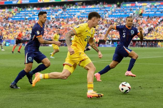 (240703) -- MUNICH, July 3, 2024 -- Dennis Man (C) of Romania breaks through during the UEFA EURO, EM, Europameisterschaft,Fussball 2024 Round of 16 match between Romania and the Netherlands in Munich, Germany on July 2, 2024. ) (SP)GERMANY-MUNICH-FOOTBALL-EURO 2024-ROMANIA VS NETHERLANDS MengxDingbo 