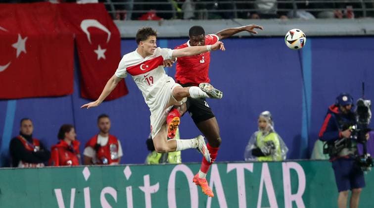 Kenan Yildiz, Kevin Danso Zweikampf Spielszene Aktion Fußball Fussball Europameisterschaft Euro 2024 EM Herren Saison 2023 2024 02.07.2024 Österreich AUT vs. Türkei TUR in Leipzig DFL regulations prohibit any use of photographs as image sequences and or quasi-video.