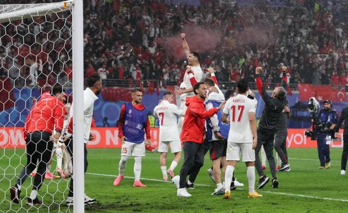 vorn Hakan Calhanoglu, Irfan Can Kahveci, türkische Mannschaft jubelt nach Spielende Fußball Fussball Europameisterschaft Euro 2024 EM Herren Saison 2023 2024 02.07.2024 Österreich AUT vs. Türkei TUR in Leipzig DFL regulations prohibit any use of photographs as image sequences and or quasi-video.