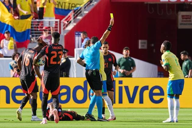 RECORD DATE NOT STATED Copa America USA 2024 Brazil vs Colombia Vinicius Junior of Brazil receives yellow card during the game between Brazil and Colombia as part of the CONMEBOL Copa America USA 2024 group D, at Levis Stadium, on July 02, 2024 in Santa Clara, California, United States. SANTA CLARA CALIFORNIA UNITED STATES  Copyright: xJorgexMartinezx 20240702203615_CA_GD_2024_BRA_COL_VINICIUS63