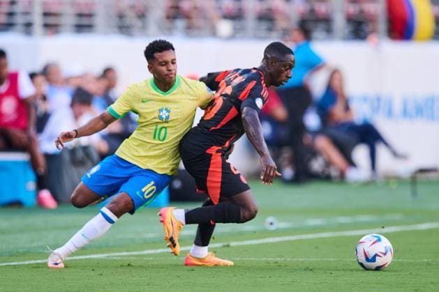 RECORD DATE NOT STATED Copa America USA 2024 Brazil vs Colombia Rodrygo (L) of Brazil fights for the ball with Driver Machado (R) of Colombia during the game between Brazil and Colombia as part of the CONMEBOL Copa America USA 2024 group D, at Levis Stadium, on July 02, 2024 in Santa Clara, California, United States. SANTA CLARA CALIFORNIA UNITED STATES  Copyright: xJorgexMartinezx 20240702211718_CA_GD_2024_BRA_COL_MACHADO85