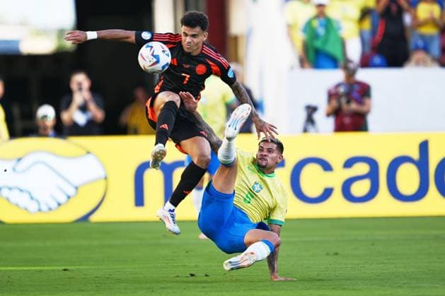 RECORD DATE NOT STATED Copa America USA 2024 Brazil vs Colombia Luis Diaz (L) of Colombia fights for the ball with Bruno Guimaraes (R) of Brazil during the game between Brazil and Colombia as part of the CONMEBOL Copa America USA 2024 group D, at Levis Stadium, on July 02, 2024 in Santa Clara, California, United States. SANTA CLARA CALIFORNIA UNITED STATES  Copyright: xDavidxLeahx 20240702212328_CA_GD_2024_BRA_COL_DIAZ98