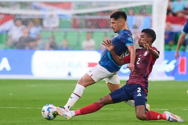 RECORD DATE NOT STATED Copa America USA 2024 Costa Rica vs Paraguay Nestor Gimenez (L) of Paraguay fights for the ball with Gerald Taylor (R) of Costa Rica during the game between Costa Rica and Paraguay as part of the CONMEBOL Copa America USA 2024 group D, at Q2 Stadium, on July 02, 2024 in Austin, Texas, United States. AUSTIN TEXAS UNITED STATES  Copyright: xJONATHANxDUENASx 20240702203830_CA_GD_2024_CRC_PAR_76