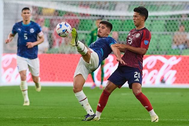 RECORD DATE NOT STATED Copa America USA 2024 Costa Rica vs Paraguay Nestor Gimenez (L) of Paraguay fights for the ball with Alvaro Zamora (R) of Costa Rica during the game between Costa Rica and Paraguay as part of the CONMEBOL Copa America USA 2024 group D, at Q2 Stadium, on July 02, 2024 in Austin, Texas, United States. AUSTIN TEXAS UNITED STATES  Copyright: xJONATHANxDUENASx 20240702215026_CA_GD_2024_CRC_PAR_GIMENEZ112