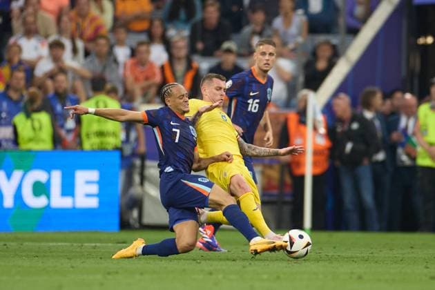 (240703) -- MUNICH, July 3, 2024 -- Xavi Simons (L) of the Netherlands vies with Alexandru Cicaldau (C) of Romania during the UEFA EURO, EM, Europameisterschaft,Fussball 2024 Round of 16 match between Romania and the Netherlands in Munich, Germany on July 2, 2024. ) (SP)GERMANY-MUNICH-FOOTBALL-EURO 2024-ROMANIA VS NETHERLANDS MengxDingbo 