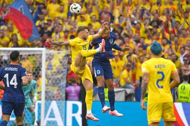 Denis DRAGUS (ROM), Aktion,Zweikampf gegen Virgil VAN DIJK (NED). Achtelfinale Rumaenien (ROU) - Niederlande (NED) 0-3 am 02.07.2024, Fussball Arena Muenchen. Fussball UEFA EURO, EM, Europameisterschaft,Fussball 2024 GERMANY vom 14.06.2024 - 14.07.2024.