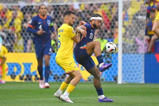 Marius MARIN (ROM), Aktion,Zweikampf gegen Memphis DEPAY (NED). Achtelfinale Rumaenien (ROU) - Niederlande (NED) 0-3 am 02.07.2024, Fussball Arena Muenchen. Fussball UEFA EURO, EM, Europameisterschaft,Fussball 2024 GERMANY vom 14.06.2024 - 14.07.2024.