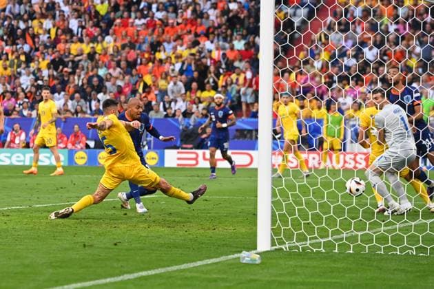 Tor Donyell MALEN (NED) zum 2-0, Aktion,Torschuss gegen Andrei BURCA (ROM) Strafraumszene Achtelfinale Rumaenien (ROU) - Niederlande (NED) 0-3 am 02.07.2024, Fussball Arena Muenchen. Fussball UEFA EURO, EM, Europameisterschaft,Fussball 2024 GERMANY vom 14.06.2024 - 14.07.2024.