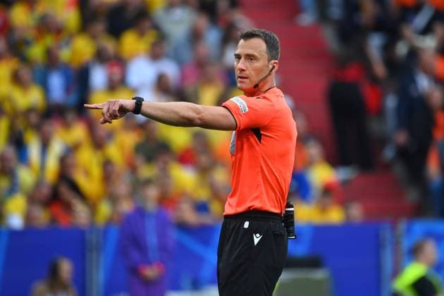 Schiedsrichter Felix ZWAYER, Einzelbild,angeschnittenes Einzelmotiv,Halbfigur,halbe Figur. Achtelfinale Rumaenien (ROU) - Niederlande (NED) 0-3 am 02.07.2024, Fussball Arena Muenchen. Fussball UEFA EURO, EM, Europameisterschaft,Fussball 2024 GERMANY vom 14.06.2024 - 14.07.2024.