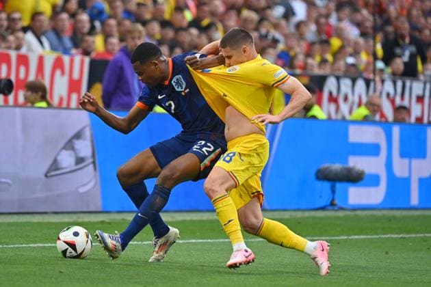 Denzel DUMFRIES (NED), Aktion,Zweikampf gegen Razvan MARIN (ROM). Zerreisprobe. Achtelfinale Rumaenien (ROU) - Niederlande (NED) 0-3 am 02.07.2024, Fussball Arena Muenchen. Fussball UEFA EURO, EM, Europameisterschaft,Fussball 2024 GERMANY vom 14.06.2024 - 14.07.2024.