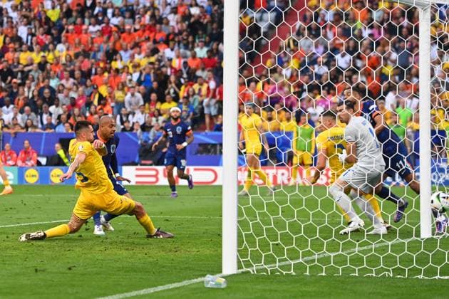 Tor Donyell MALEN (NED) zum 2-0, Aktion,Torschuss gegen Andrei BURCA (ROM) und Torwart Bart VERBRUGGEN (NED) Strafraumszene Achtelfinale Rumaenien (ROU) - Niederlande (NED) 0-3 am 02.07.2024, Fussball Arena Muenchen. Fussball UEFA EURO, EM, Europameisterschaft,Fussball 2024 GERMANY vom 14.06.2024 - 14.07.2024.