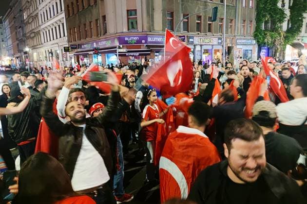 Berlin, Deutschland, 02.07.2024: Kreuzberg: Fußball-EM 2024, Achtelfinale, Österreich - Türkei: Türken feiern den Sieg ihrer Mannschaft und den Einzug ins Viertelfinale Copyright: xdtsxNachrichtenagenturx dts_42957