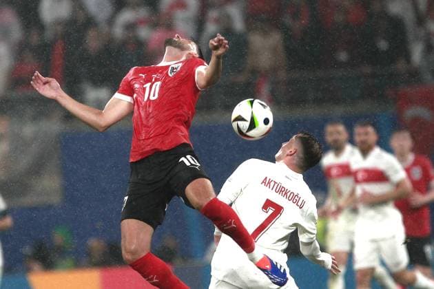 Leipzig, Sachsen, Deutschland, 02.07.2024: Red-Bull-Arena: Fußball-EM 2024, Achtelfinale, Österreich - Türkei: Florian Grillitsch (19, Österreich) im Kopfballduell mit Kerem Aktürkoglu (7, Türkei) Copyright: xdtsxNachrichtenagenturx dts_42976