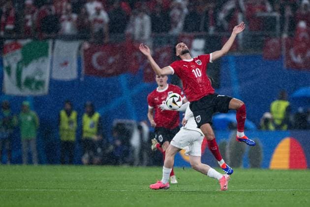 Florian Grillitsch (Oesterreich, 10) im Zweikampf, GER, Austria (AUT) vs Tuerkiye (TUR), Fussball Europameisterschaft, UEFA EURO, EM, Europameisterschaft,Fussball 2024, Round of 16, 02.07.2024 GER, Austria (AUT) vs Tuerkiye (TUR), Fussball Europameisterschaft, UEFA EURO 2024, Round of 16, 02.07.2024 Leipzig Copyright: xEibner-Pressefoto Memmlerx EP_MMR