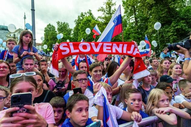 Sport Bilder des Tages July 2, 2024, Ljubljana, Slovenia: A Huge crowd of football fans greet Slovenian football players in Ljubljana at the reception of the Slovenian football team. Ljubljana Slovenia - ZUMAs197 0705304811st Copyright: xAndrejxTarfilax