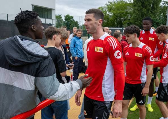 Fussball, Herren, Saison 2024 2025, 1. Bundesliga, 1. FC Union Berlin, Training im Trainingszentrum An der Alten Försterei, v. l. Robin Gosens (1. FC Union Berlin) mit Fans, 03.07. 2024, Copyright: xMatthiasxKochx