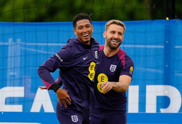Jude Bellingham and Luke Shaw of England having a laugh England Training & press conference, PK, Pressekonferenz UEFA European Championship, EM, Europameisterschaft 2024, Quarter Final, Football, Spa & Golf Resort Weimarer Land, Blankenhain, Germany, 03 Jul 2024 EDITORIAL USE ONLY No use with unauthorised audio, video, data, fixture lists, club league logos or live services. Online in-match use limited to 120 images, no video emulation. No use in betting, games or single club league player publications.  Copyright: xDavexShopland Shutterstockx 14568226ad
