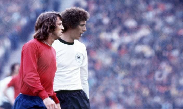 22.05.76 Deutschland - Spanien Deutschland, München, 22.05.1976, Fussball, EM Qualifikation, Viertelfinale, Deutschland - Spanien (2:0): v.l. Juan Cruz Sol (Spanien), Klaus Toppmöller (Deutschland). *** 22 05 76 Germany Spain Germany, Munich, 22 05 1976, Soccer, European Championship Qualification, Quarterfinals, Germany Spain 2 0 v l Juan Cruz Sol Spain , Klaus Toppmöller Germany