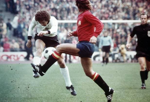 22.05.76 Deutschland - Spanien Deutschland, München, 22.05.1976, Fussball, EM Qualifikation, Viertelfinale, Deutschland - Spanien (2:0): v.l. Klaus Toppmöller (Deutschland), Juan Cruz Sol (Spanien). *** 22 05 76 Germany Spain Germany, Munich, 22 05 1976, Soccer, European Championship Qualification, Quarterfinals, Germany Spain 2 0 v l Klaus Toppmöller Germany , Juan Cruz Sol Spain