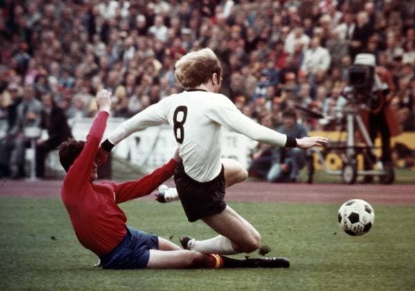 22.05.76 Deutschland - Spanien Deutschland, München, 22.05.1976, Fussball, EM Qualifikation, Viertelfinale, Deutschland - Spanien (2:0): v.l. Jose Antonio Camacho (Spanien), Uli Hoeneß (Deutschland).