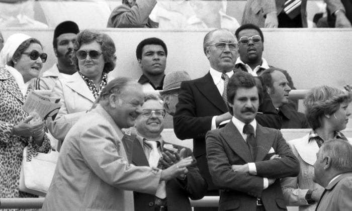 Archivbilder der Woche SPORT KW27 22.05.76 Deutschland - Spanien Deutschland, München, 22.05.1976, Fussball, EM Qualifikation, Viertelfinale, Deutschland - Spanien (2:0): Cassius Clay alias Muhammad Ali (Amerikanischer Boxweltmeister auf der Tribüne). *** 22 05 76 Germany Spain Germany, Munich, 22 05 1976, Football, European Championship qualification, quarter-final, Germany Spain 2 0 Cassius Clay alias Muhammad Ali American boxing world champion in the stands