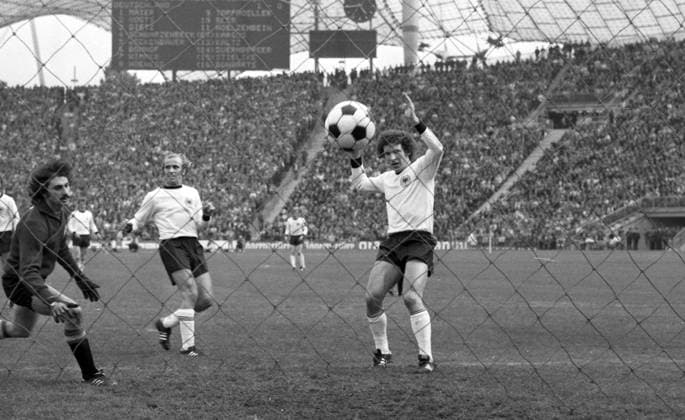 Archivbilder der Woche SPORT KW27 22.05.76 Deutschland - Spanien Deutschland, München, 22.05.1976, Fussball, EM Qualifikation, Viertelfinale, Deutschland - Spanien (2:0): v.l. Miguel Angel Gonzalez (Spanien), Erich Beer, Klaus Toppmöller (beide Deutschland); Tor 2:0 Toppmöller. *** 22 05 76 Germany Spain Germany, Munich, 22 05 1976, Soccer, European Championship Qualification, Quarterfinals, Germany Spain 2 0 f l Miguel Angel Gonzalez Spain , Erich Beer, Klaus Toppmöller both Germany Goal 2 0 Toppmöller