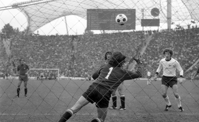 22.05.76 Deutschland - Spanien Deutschland, München, 22.05.1976, Fussball, EM Qualifikation, Viertelfinale, Deutschland - Spanien (2:0): Miguel Angel Gonzalez (Spanien); Tor 1:0 Hoeneß.