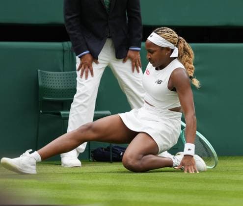 Sport Bilder des Tages Lawn Tennis - 2024 Wimbledon Championship - Anca Todoni (ROU) v Coco Gauff (USA) - All England Lawn Tennis & Croquet Club - Wednesday 3rd July 2024 Coco Gauff (USA) slips on the grass 