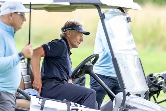 Bernhard Langer steigt aus dem Golfcar aus, BMW International Open 2024, Golf, 03.07.2024 Muenchen Bayern Deutschland