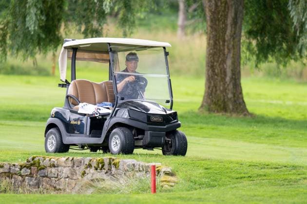 Bernhard Langer im Golfcar auf dem Weg zum Abschlag, BMW International Open 2024, Golf, 03.07.2024 Muenchen Bayern Deutschland
