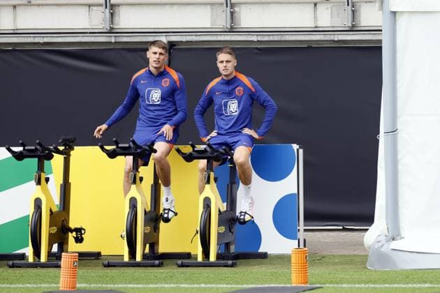 WOLFSBURG - (l-r) Micky van de Ven, Joey Veerman during a training session of the Dutch national team, Nationalteam in the AOK Stadium on July 3, 2024 in Wolfsburg, Germany. The Dutch national team is preparing for the Quarter-finals of the European Football Championship in Germany against Turkey. ANP KOEN VAN WEEL UEFA EURO, EM, Europameisterschaft,Fussball 2024 2024 xVIxANPxSportx xxANPxIVx 502681493 originalFilename: 502681493.jpg