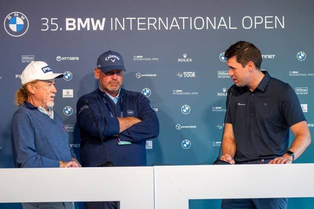 v.l. Miguel Angel Jimmenez, Thomas Bjoern im Interview mit Tim Holzmueller, Pressesprecher BMW Group Engagement, BMW International Open 2024, Golf, 03.07.2024 Muenchen Bayern Deutschland