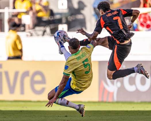 Sport Bilder des Tages Bruno Guimaraes of Brazil and Luis Diaz of Colombia during the game between Brazil and Colombia in the group stage of the Copa America CONMEBOL at the Estadio Levis in Santa Clara, CA, United States (Richard Callis SPP) Copyright: xRichardxCallis SPPx spp-en-RiCa-RC4_richie_BRAxCOL_020724_-5201