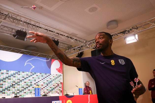 Sport Bilder des Tages England press conference, PK, Pressekonferenz Daily Mirror Journalist Andy Dunn played Darts with Ivan Toney of England before the England Press Conference at Spa & Golf Resort Weimarer Land, Blankenhain UK Newspapers OUT Copyright: xPaulxChestertonx FIL-20324-0002