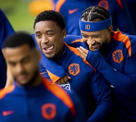 Sport Bilder des Tages WOLFSBURG - Steven Bergwijn and Memphis Depay during a training session of the Dutch national team, Nationalteam at the AOK Stadium on July 3, 2024 in Wolfsburg, Germany. The Dutch national team is preparing for the Quarter-finals of the European Football Championship in Germany against Turkey. ANP KOEN VAN WEEL UEFA EURO, EM, Europameisterschaft,Fussball 2024 2024 xVIxANPxSportx xxANPxIVx 502690002 originalFilename: 502690002.jpg