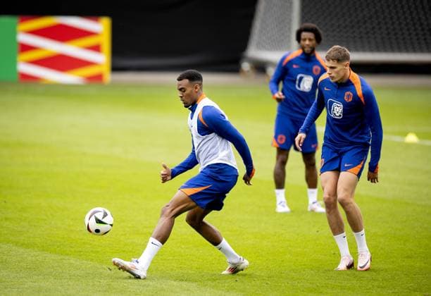 WOLFSBURG - Ryan Gravenberch, Georginio Wijnaldum and Micky van de Ven during a training session of the Dutch national team, Nationalteam at the AOK Stadium on July 3, 2024 in Wolfsburg, Germany. The Dutch national team is preparing for the Quarter-finals of the European Football Championship in Germany against Turkey. ANP KOEN VAN WEEL UEFA EURO, EM, Europameisterschaft,Fussball 2024 2024 xVIxANPxSportx xxANPxIVx 502690267 originalFilename: 502690267.jpg