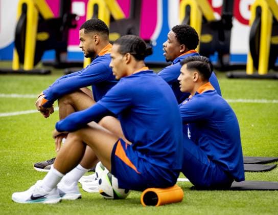 WOLFSBURG - Cody Gakpo, Virgil van Dijk, Steven Bergwijn and Tijjani Reijnders during a training session of the Dutch national team, Nationalteam at the AOK Stadium on July 3, 2024 in Wolfsburg, Germany. The Dutch national team is preparing for the Quarter-finals of the European Football Championship in Germany against Turkey. ANP KOEN VAN WEEL UEFA EURO, EM, Europameisterschaft,Fussball 2024 2024 xVIxANPxSportx xxANPxIVx 502690329 originalFilename: 502690329.jpg