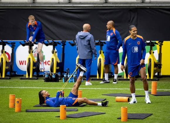 WOLFSBURG - Nathan Ake and Virgil van Dijk during a training session of the Dutch national team, Nationalteam at the AOK Stadium on July 3, 2024 in Wolfsburg, Germany. The Dutch national team is preparing for the Quarter-finals of the European Football Championship in Germany against Turkey. ANP KOEN VAN WEEL UEFA EURO, EM, Europameisterschaft,Fussball 2024 2024 xVIxANPxSportx xxANPxIVx 502690798 originalFilename: 502690798.jpg