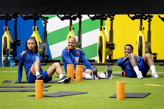 WOLFSBURG - Nathan Ake, Donyell Malen and Steven Bergwijn during a training session of the Dutch national team, Nationalteam at the AOK Stadium on July 3, 2024 in Wolfsburg, Germany. The Dutch national team is preparing for the Quarter-finals of the European Football Championship in Germany against Turkey. ANP KOEN VAN WEEL UEFA EURO, EM, Europameisterschaft,Fussball 2024 2024 xVIxANPxSportx xxANPxIVx 502690992 originalFilename: 502690992.jpg