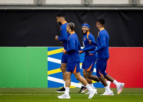 WOLFSBURG - Cody Gakpo, Xavi Simons, Memphis Depay and Denzel Dumfries during a training session of the Dutch national team, Nationalteam at the AOK Stadium on July 3, 2024 in Wolfsburg, Germany. The Dutch national team is preparing for the Quarter-finals of the European Football Championship in Germany against Turkey. ANP KOEN VAN WEEL UEFA EURO, EM, Europameisterschaft,Fussball 2024 2024 xVIxANPxSportx xxANPxIVx 502691085 originalFilename: 502691085.jpg