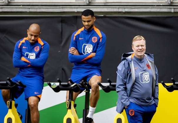 WOLFSBURG - Donyell Malen, Cody Gakpo and national coach Ronald Koeman during a training session of the Dutch national team, Nationalteam at the AOK Stadium on July 3, 2024 in Wolfsburg, Germany. The Dutch national team is preparing for the Quarter-finals of the European Football Championship in Germany against Turkey. ANP KOEN VAN WEEL UEFA EURO, EM, Europameisterschaft,Fussball 2024 2024 xVIxANPxSportx xxANPxIVx 502692265 originalFilename: 502692265.jpg